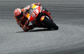Nyaris Jatuh di MotoGP Spanyol, Sikut Marc Marquez Jadi Penyelamat