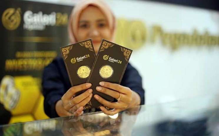 Karyawan menunjukan emas di kantor Pegadian di Jakarta, Senin (17/2/2020). Bisnis - Abdullah Azzam