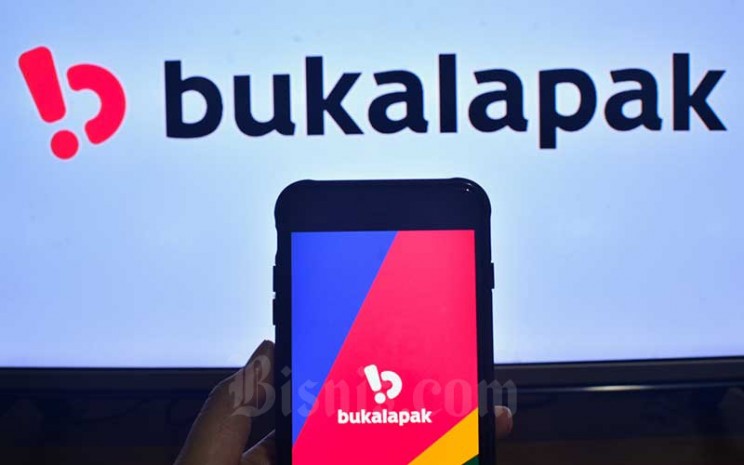 Warga mengakses aplikasi Bukalapak di Jakarta, Kamis (5/8/2021). Bisnis - Fanny Kusumawardhani