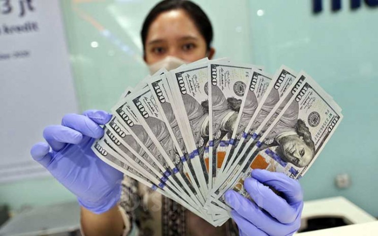 Karyawati menghitung uang dolar AS di Jakarta, Rabu (16/9/2020). Bisnis - Eusebio Chrysnamurti