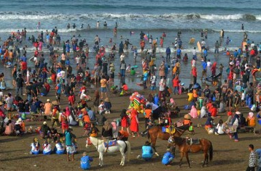 Viral Padatnya Pengunjung Pantai Pangandaran Mirip Cendol 