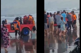 Viral Video Upaya Penyelamatan Wisatawan Terseret…