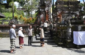 Kunjungi Pura Tirta Empul, Jokowi Bersyukur Mulai Banyak Wisatawan Datang