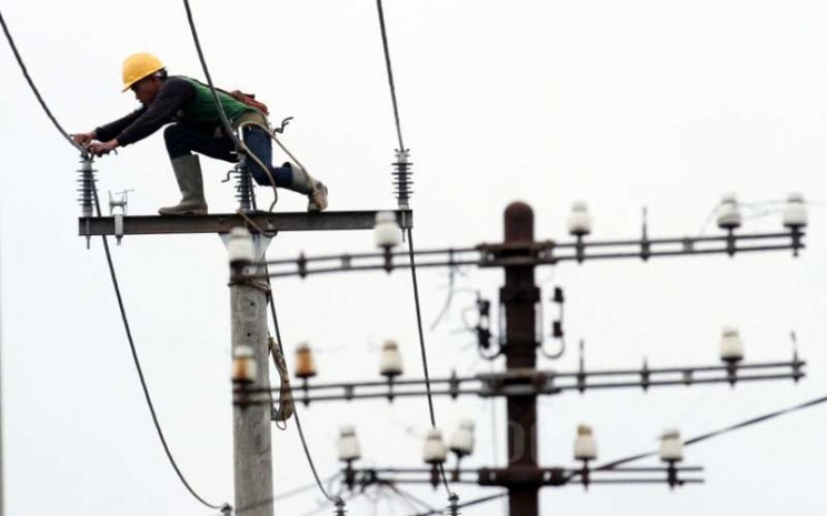 Petugas memasang kabel tegangan tinggi di Bandung, Jawa Barat, Sabtu (21/3/2020). Bisnis - Dedi Gunawan