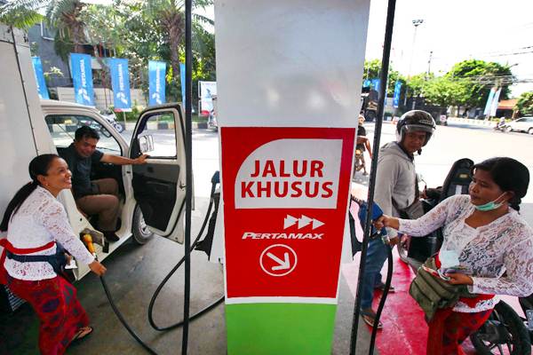 Petugas melayani pembelian bahan bakar minyak di salah satu SPBU di Nusa Dua, Bali, Rabu (10/10/2018). - JIBI/Abdullah Azzam