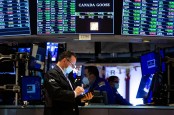 Wall Street Bervariasi, Pasar Tunggu Data Inflasi dan Lapkeu