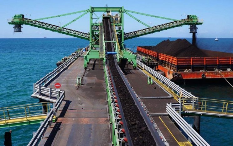 Proses pengapalan batu bara dari conveyor belt ke kapan tongkang ABM Investama (ABMM). - abm/investama.com
