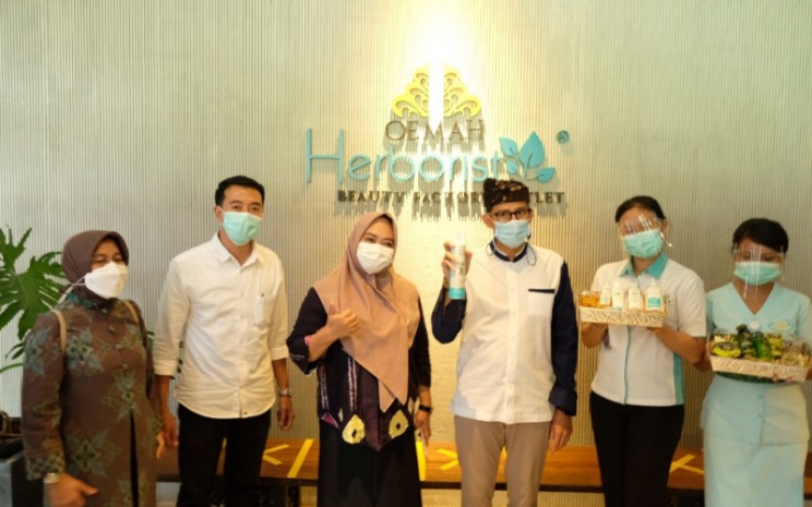 Menteri Pariwisata dan Ekonomi Kreatif Sandiaga Uno berkunjung ke Oemah Herborist milik PT Victoria Care Indonesia Tbk. (VICI), yang terletak di Secret Garden Village (SGV) Bali, pada Jumat (12/2/2021). -  Istimewa