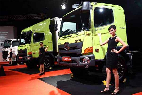 Model berpose didekat truk Hino 500 Series New Generation Ranger saat peluncuran di Jakarta, Kamis (15/1).  - Bisnis, Abdullah Azzam