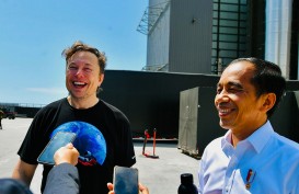 Elon Musk Temui Jokowi di SpaceX Pakai Kaos Seharga Rp400 Ribuan