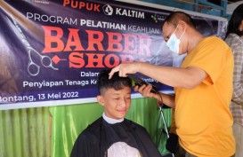 Menuju Usaha Mandiri, Peserta Pelatihan Barbershop Binaan PKT Cukur Gratis Puluhan Anak Panti Asuhan