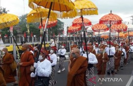 Arak-arakan Waisak dari Candi Mendut ke Borobudur Diikuti Ribuan Orang