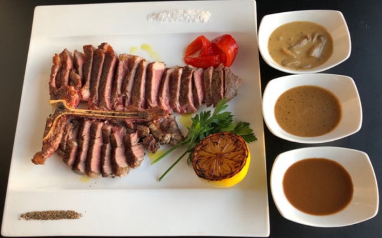 Hidangan steik dari daging sapi jenis Charolais de Bourgogne.  - The 9th Floor