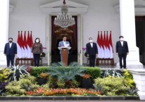Presiden Joko Widodo (tengah) memperkenalkan jajaran lengkap SWF Indonesia di Istana Negara, Selasa (16/2/2021)./Dok. Setpres