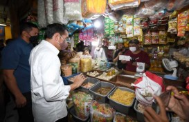 Jokowi Bagikan Bansos dan Tinjau Harga Minyak Goreng di Pasar Bogor