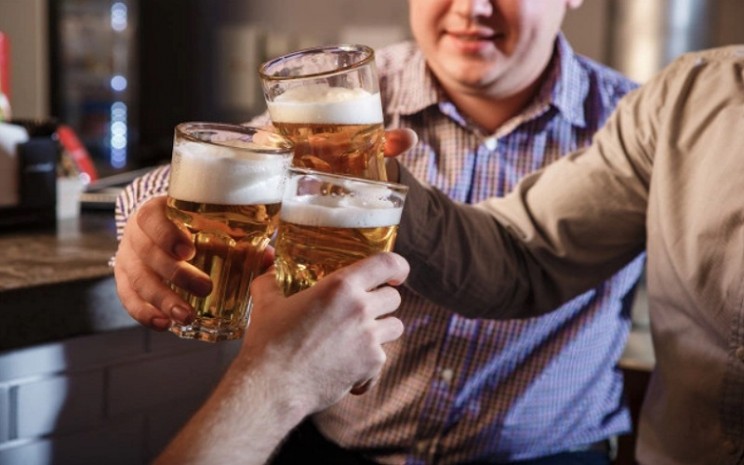 Ilustrasi rekan kerja meminum alkohol di bar - Freepik.com