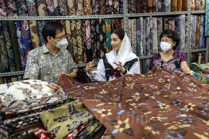Istri Bupati Trenggalek Novita Hardini Mochamad Kenalkan Kain Batik Canting Kepada Pedagang Tanah Abang