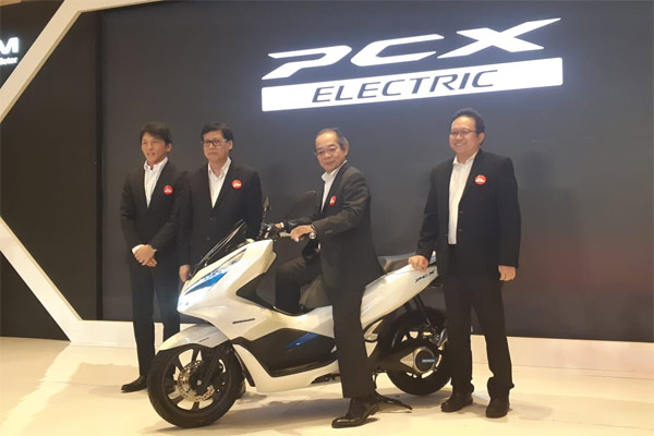 Presiden Director PT Astra Honda Motor (AHM) Toshiyuki Inuma menjajal PCX Electrik.  - BISNIS.COM/ADT