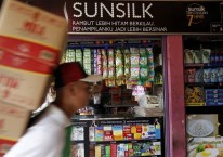 Sebuah iklan Sunsilk, lini produk perawatan rambut Unilever terpampang di sebuah toko yang terletak di bilangan Jakarta, Rabu 14 November 2012./Dadang Tri-Bloomberg
