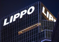 Lippo Center menjulang di malam hari di Hong Kong, Senin, (22/6/2020). Bloomberg - Billy H.C. Kwok