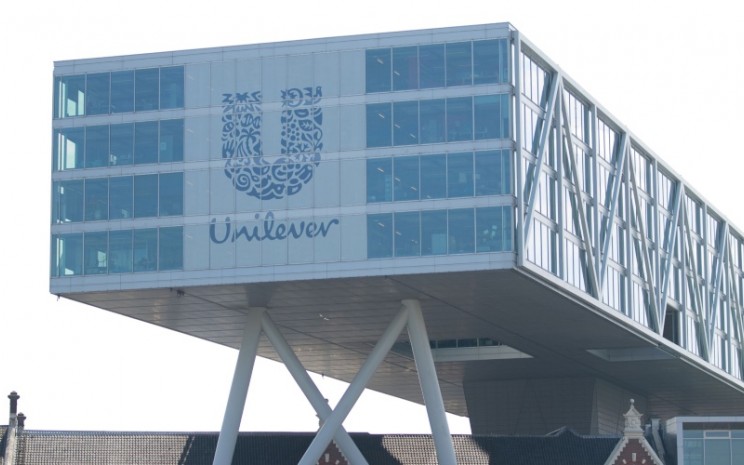 Logo Unilever di kantor pusat Unilever NV di Rotterdam, Belanda, Kamis (11/5/2017). - Bloomberg/Jasper Juinen