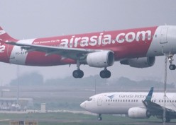 Adu Cepat Garuda Indonesia (GIAA) dan AirAsia (CMPP) Tanggalkan Notasi Khusus