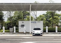 Sebuah purwarupa mobil listrik mengisi daya di bawah panel surya di dekat kantor pusat Contemporary Amperex Technology Co. (CATL) di Ningde, Fujian, China, Rabu (3/6/2020)./Bloomberg-Qilai Shen