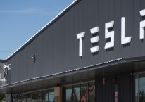 Papan nama Tesla di luar showroom di South Austin, Amerika Serikat, Sabtu, (16/10/2021). Bloomberg - Mark Felix