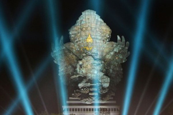 Patung Garuda Wisnu Kencana disinari lampu laser saat diresmikan oleh Presiden Joko Widodo pada Sabtu (22/9 - 2018). Patung yang berlokasi di Ungasan, Badung, Bali, itu memiliki tinggi 121 meter dengan lebar 64 meter.Antara/Fikri Yusuf