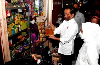 Kunjungi Pasar Muntilan, Jokowi Cek Harga Minyak Goreng Curah