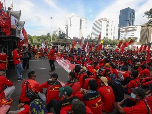 Buruh Gelar Aksi Unjuk Rasa Memperingati 24 Tahun Reformasi