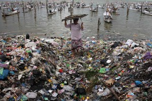 Sampah Rumah Tangga Cemari Pesisir Pantai di Desa Kwanyar Barat Jawa Timur