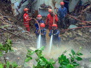 Petugas SAR Gabungan Lakukan Pencarian Korban Longsor di Desa Cipelang Bogor