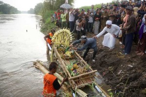 Warga di Tulungagung Lakukan Ritual Sedekah Bumi di Bantaran Sungai Brantas