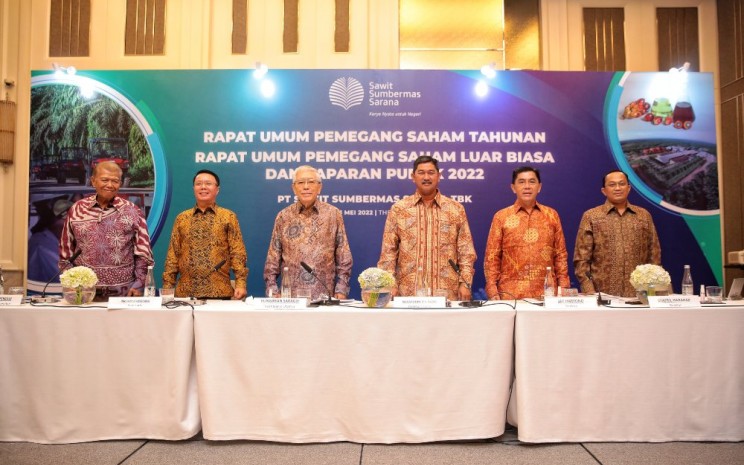 Jajaran Komisaris dan Direksi emiten perkebunan PT Sawit Sumbermas Sarana Tbk. (SSMS) berfoto bersama selepas Rapat Umum Pemegang Saham Tahunan (RUPST) pada Senin (23/5 - 2022).