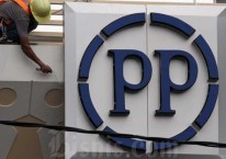 Pekerja beraktivitas di dekat logo PT PP Properti Tbk. di Depok, Jawa Barat, Sabtu (9/5/2020)./Bisnis-Dedi Gunawan