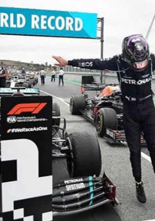 Hamilton Yakin Mercedes Bisa Kembali Bersaing di Balapan F1