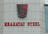 Logo Krakatau Steel dipajang di kantor pusatnya di Jakarta, Rabu (7/1/2009). Bloomberg-Dimas Ardian