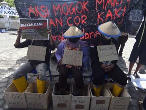 Petani di Palu Gelar Aksi Cor Kaki dan Mogok Makan Saat Memprotes Aktivitas PLTA di Kabupaten Poso