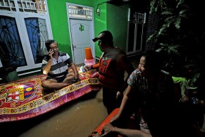 Tim Sar Gabungan Mulai Evakuasi Warga Yang Rumahnya Terendam Banjir di Jambi