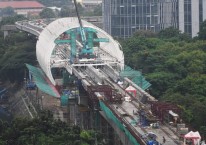 Pekerja menyelesaikan proyek pembangunan LRT Jabodebek di Jakarta, Jumat (4/12/2020). Pemerintah akan menggenjot penyelesaian 38 Proyek Strategis Nasional (PSN) di tahun 2021 dengan total nilai investasi sebesar Rp464,6 triliun./ANTARA FOTO-Akbar Nugroho Gumay