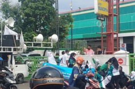 Karyawan Tip Top Demo, Lalu Lintas di Pondok Bambu…