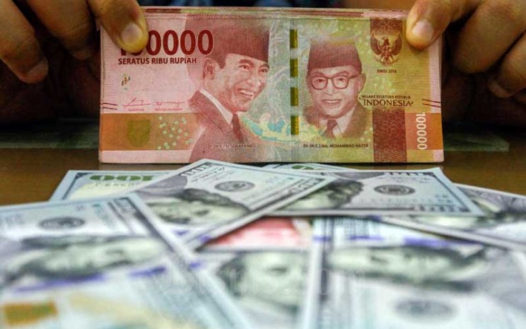 Uang dolar dan rupiah di salah satu money changer di Jakarta, Rabu (16/2/2022). Bisnis - Himawan L Nugraha