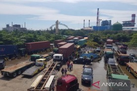 Antrean Truk Mewarnai Area Masuk Pelabuhan Tanjung…