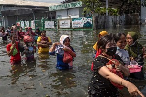 Banjir Rob Masih Merendam Kawasan Industri di Pelabuhan Tanjung Emas Semarang
