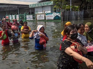 Banjir Rob Masih Merendam Kawasan Industri di Pelabuhan Tanjung Emas Semarang