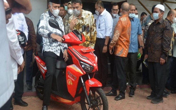 Gubernur Aceh Nova Irianto menjajal skuter listrik Gesits - Gesits