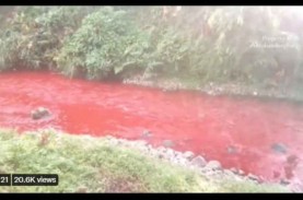 Sungai Citarum Berubah Warna Jadi Merah Darah, Ini…