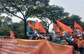 Aksi di DPR, Massa Partai Buruh Padati Parkir Timur Senayan