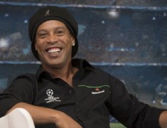 Sambut Ronaldinho, Airlangga Sebut Sepak Bola Bisa Bangkitkan Ekonomi
